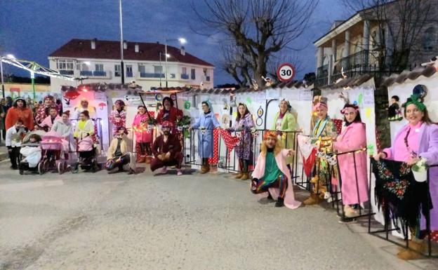 Imagen principal - Un multitudinario desfile de Carnaval recorrió las calles de Malpartida de Cáceres