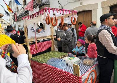 Imagen secundaria 1 - Malpartida de Cáceres volvió a vibrar con su Pedida de la Patatera