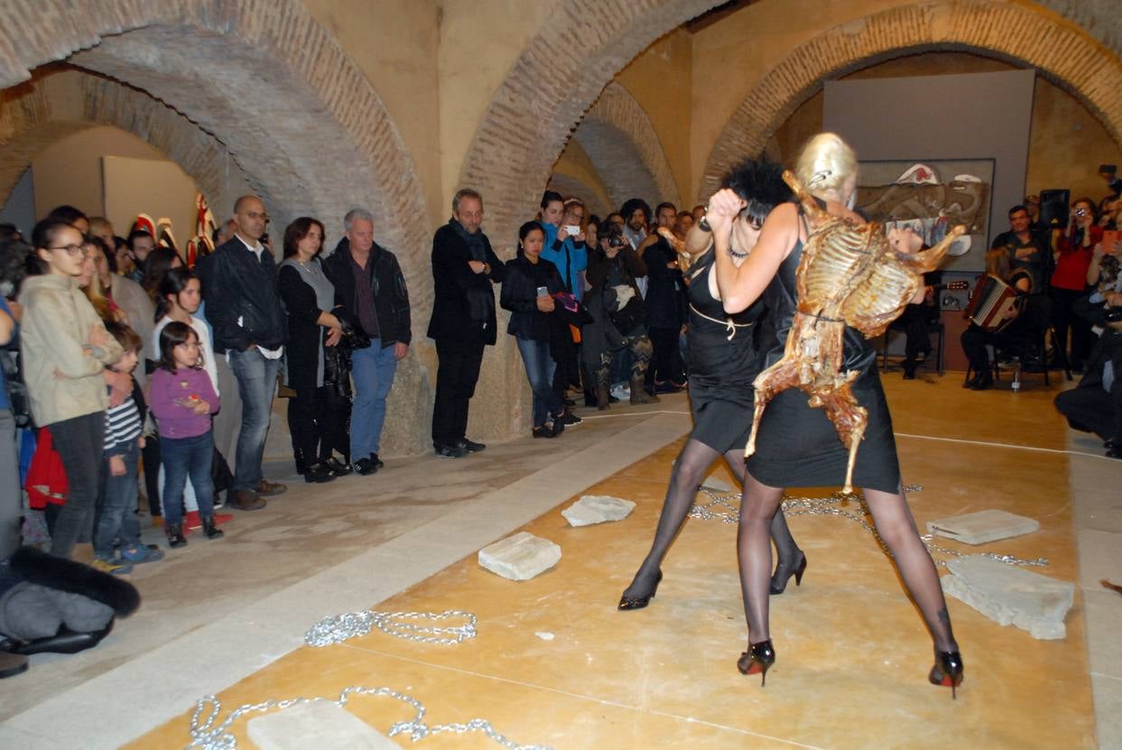 Dos mujeres que portaban un cabrito asado a sus espaldas intentan ejecutar un tango. 
