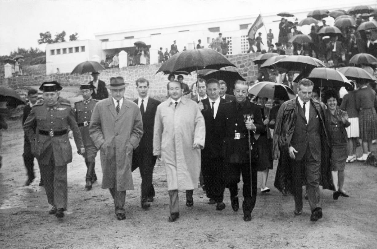 El Ministro de Educación Nacional y resto de autoridades en la inauguración del grupo escolar en 1959. 