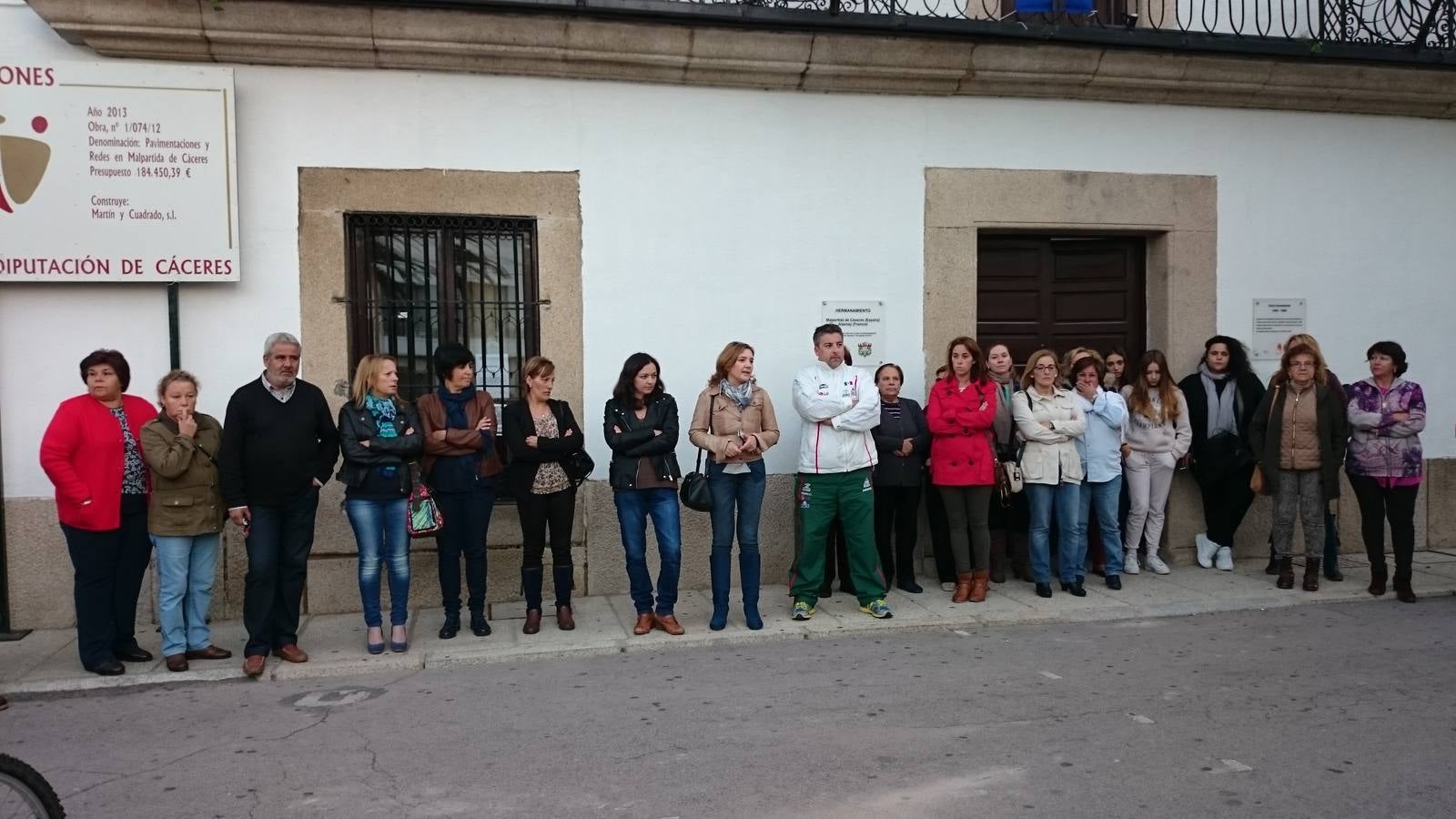Minuto de silencio celebrado el pasado lunes en condena por los atentados de Paris y las víctimas de violencia de género.