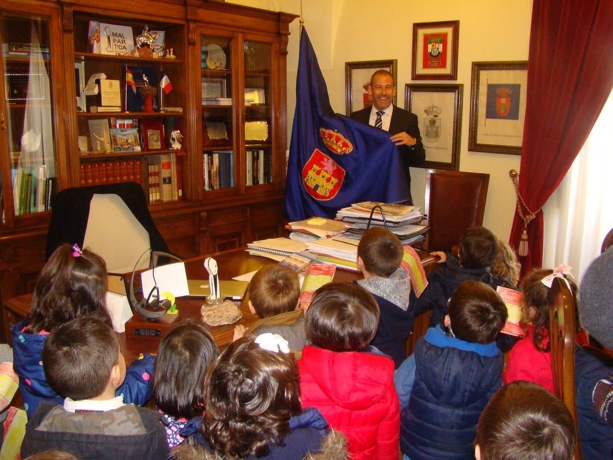 Los niños del colegio público Los Arcos visitan el Ayuntamiento con motivo del Día de la Constitución