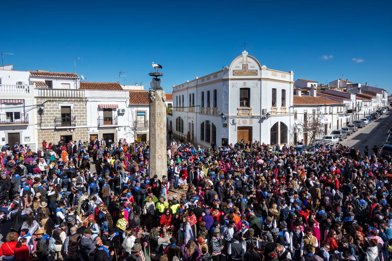 Pasacalles de la Patatera en su parada en la Plazuela del Sol. 