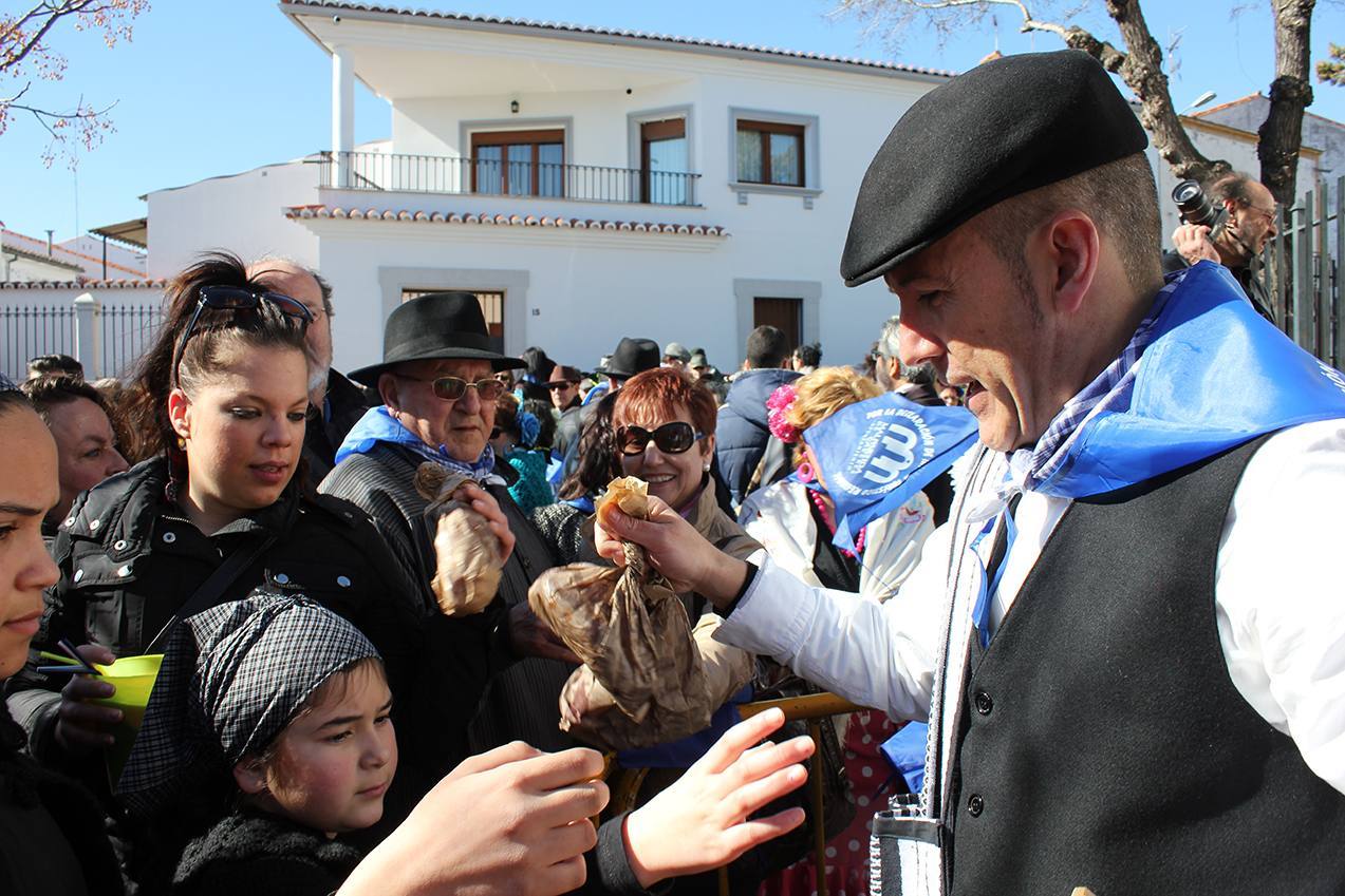 Alfredo Aguilera repartiendo patatera. 