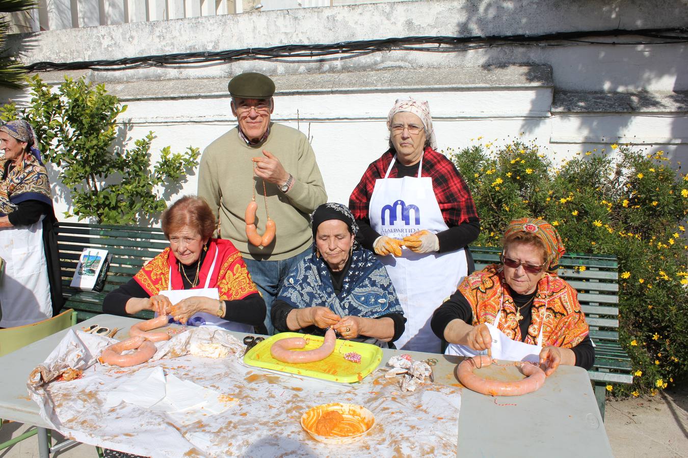 Los Mayores del Club La Paz durante la celebración de la Patatera Didáctica. 
