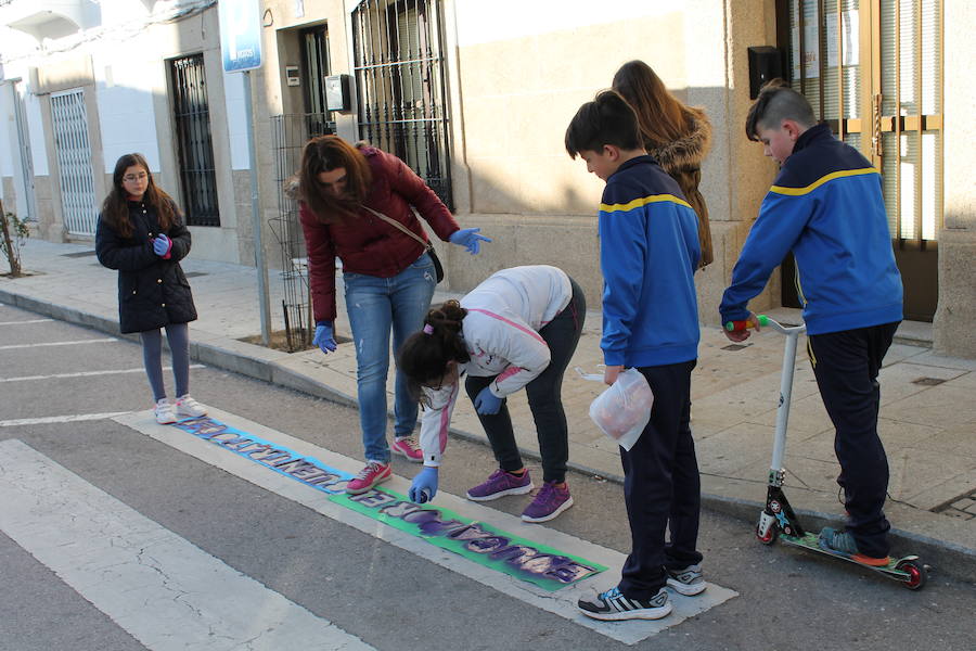Más de 15 niños pintan lo pasos de peatones por la igualdad