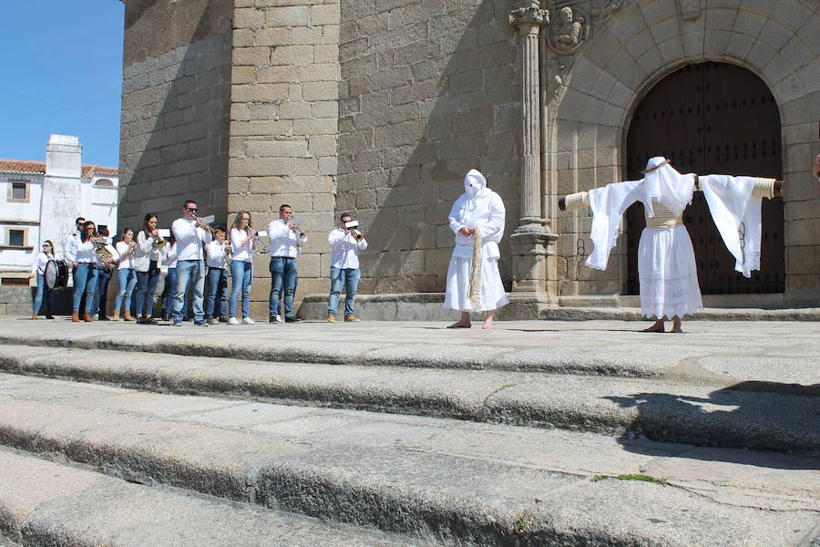 Espectáculo final del recorrido a cargo de la Asociación Cultural 'La Siembra' y la Agrupación musical 'Los Arcos'. 