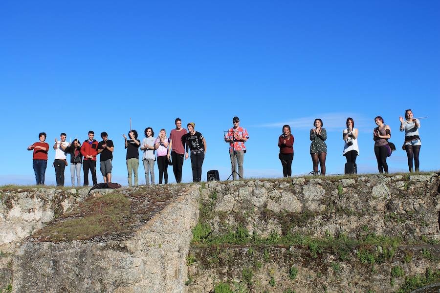 Alumnos de la facultad de Bellas Artes de Bilbao realizan un performance en el Museo Vostell