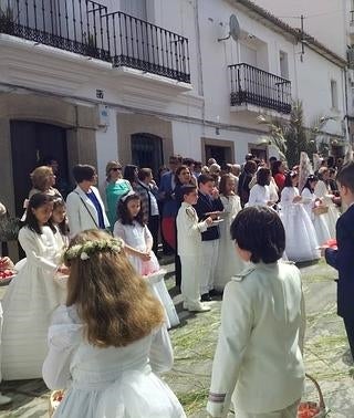 Las calles de la localidad reciben con flores, mantos y altares la procesión del Corpus Christi
