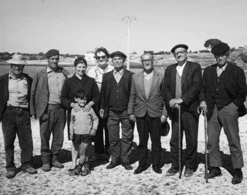 Paisanos malpartideños con una turista extranjera en el antiguo rodeo de la Charca. Años 60. 