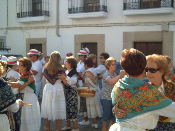 Las Amas de Casa en la calle Fajardo durante un acto de su Semana Cultural en 2011.