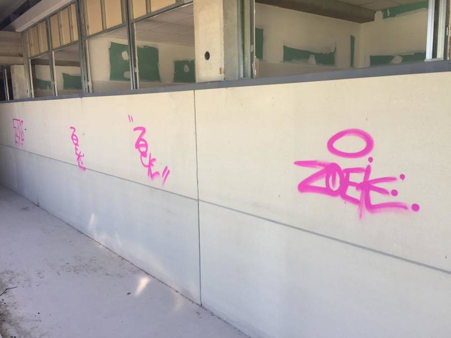 Pintadas en el nuevo pabellón multiusos. 