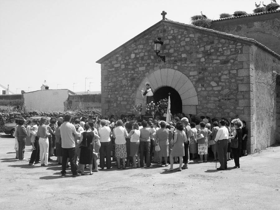 Los malpartideños se dispone a despedir a San Antonio de Padua cantándole la Canción de los Pajaritos en 2008. 