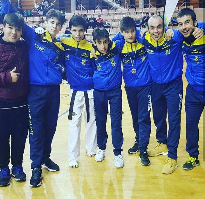 Miembros del tae Guk Kim Teo en el campeonato. 