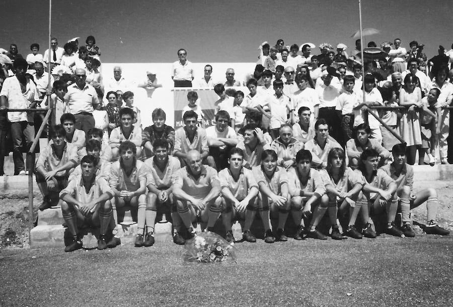 La Plantilla del Club Polideportivo Malpartida para la temporada 87-88 asiste a la misa en honor de la patrona y presentación del equipo. Jul. 1987. 
