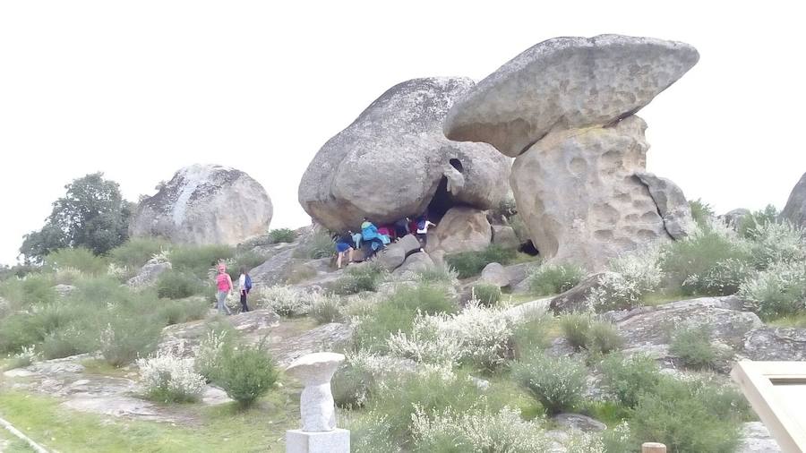 Niños en Los Barruecos durante la acampada. 