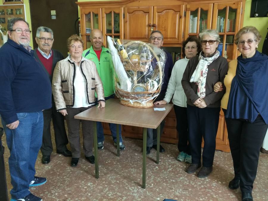 En la entrega de la cesta a la ganadora, María Ángeles Gómez. 