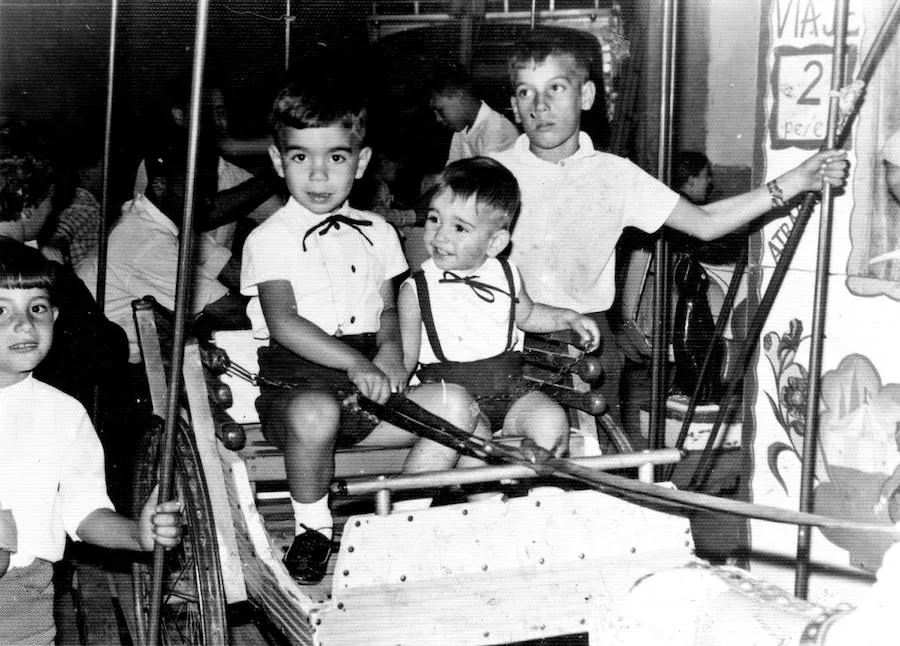 Niños en el tiovivo. Feria del año 1968. 