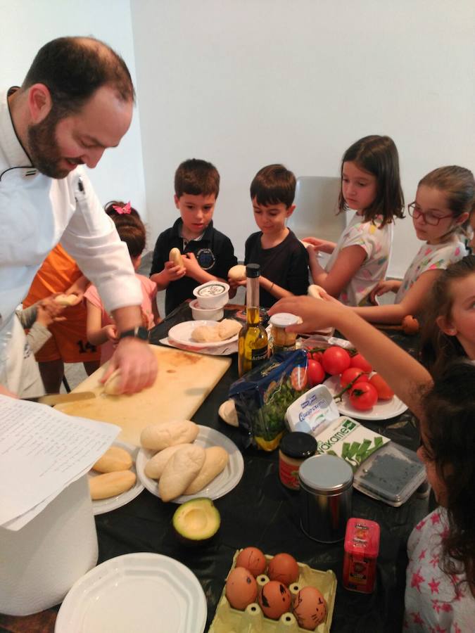Durante la elaboración de bocadillos saludables con Francisco Romero. 