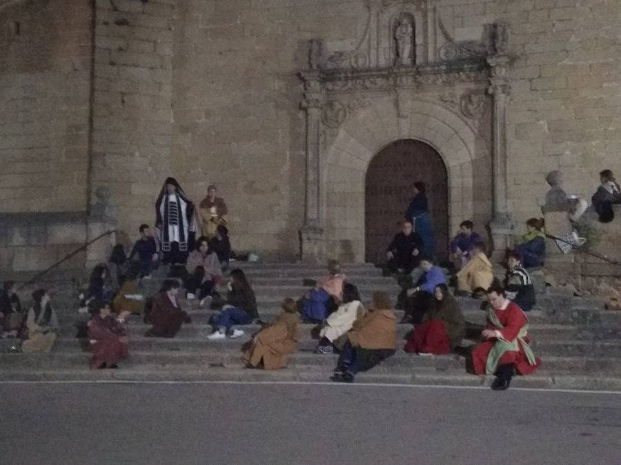 En los ensayos por la noche durante la semana previa a la representación de la obra. 