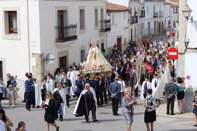 Centenares de personas acudieron a la procesión del Santo Encuentro. 