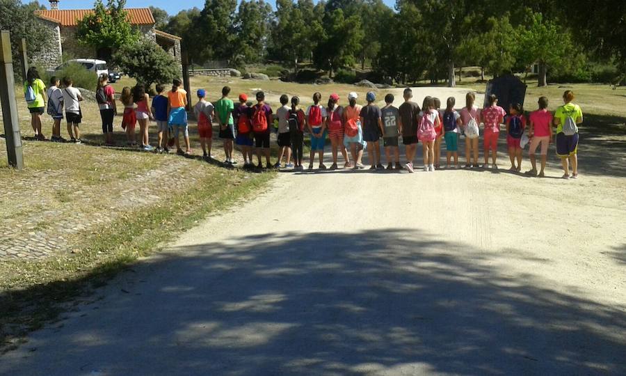 Los niños durante la acampada celebrada en San Isidro. 