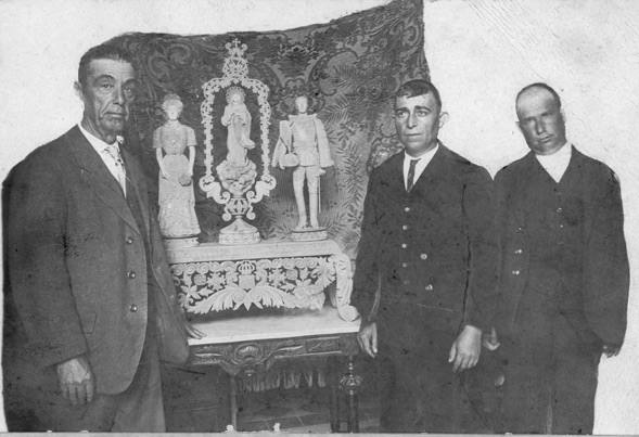 De izq. a drcha. El alcalde Fernando Mogollón, el artista pastor Francisco Lancho y el teniente de Alcalde Luis Jiménez junto al grupo escultórico que se le regaló a los Reyes. 1917