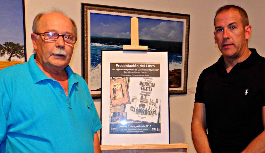 Alfonso Barriga junto al alcalde en la presentación del libro. 