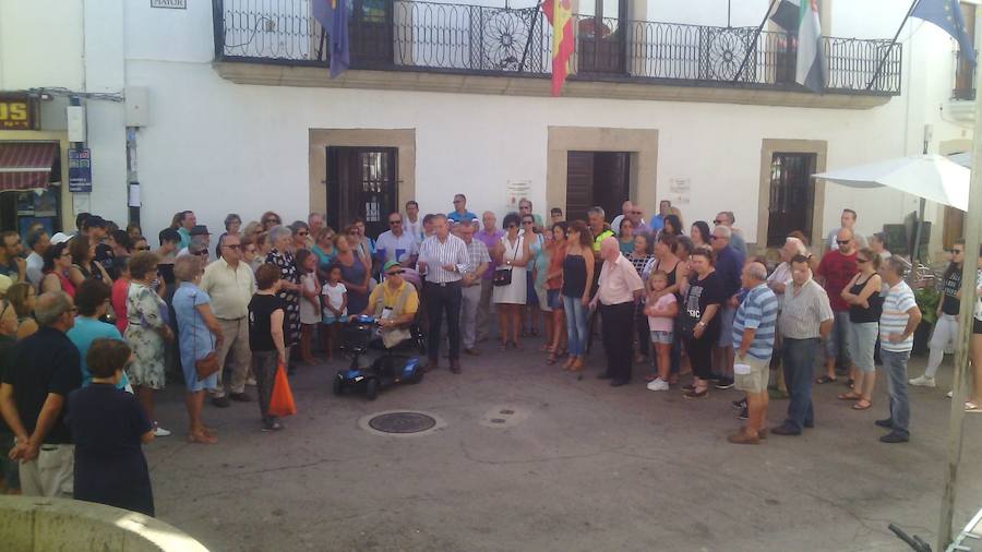 Minuto de silencio y lectura del manifiesto por parte del alcalde esta mañana a las puertas del ayuntamiento. 