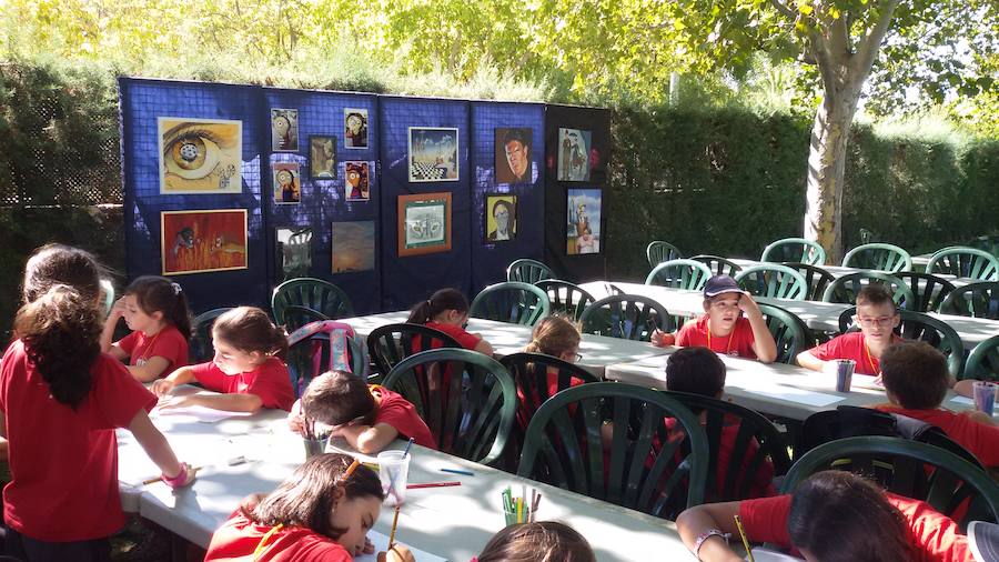 Durante el concurso de pintura. 