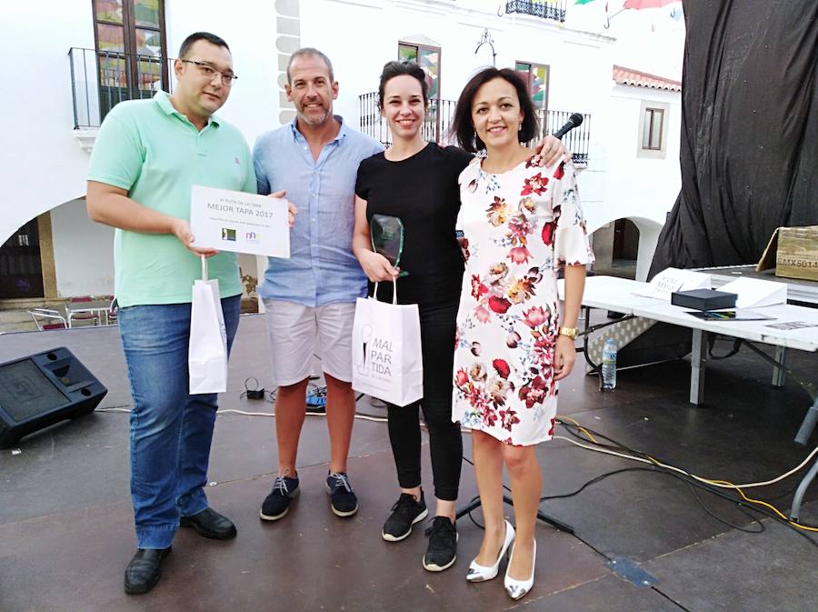 Los establecimientos ganadores recogiendo su premio. 