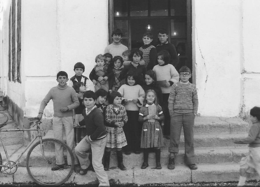 Niños en la inauguración de la exposición de objetos antiguos de uso diario y ritos olvidados. Sacom I. 5 de enero de 1978. Cortesía AHV. Foto D. Vostell. Archivo JAAG
