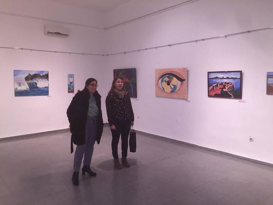 La artista Mª Luz Tejado en la exposición junto con la concejala Sandra Valencia. 