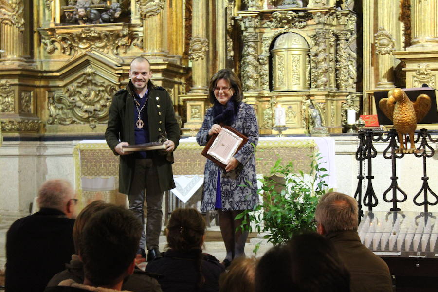 Entrega de una placa de la mano de David Patrón, actual Presidente de la Hermandad de Alabarderos y Guardadores del Señor, a la pregonera Pilar Mogollón. LAURA SÁNCHEZ