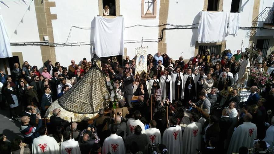 Procesión del Santo Encuentro en la calle Parras. 