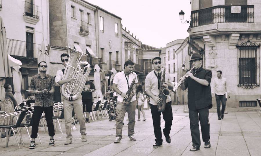 Pasacalles del grupo cacereño Berzosax.  