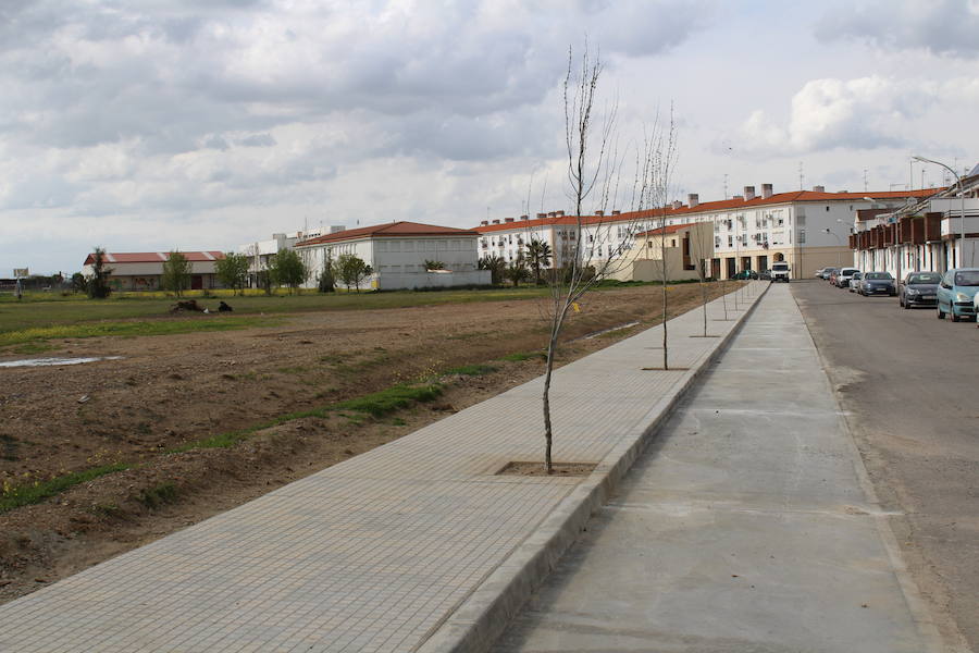 Nuevo acerado de la zona colindante al Instituto de Los Barruecos. 
