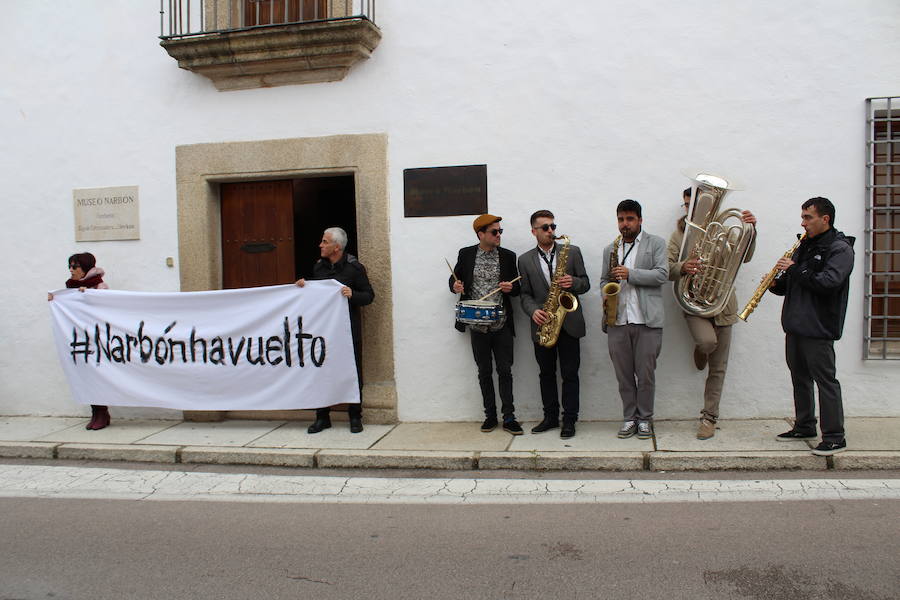 Llegada del pasacalles a las puertas del Museo Narbón con el grupo Berzosax Ensemble.  