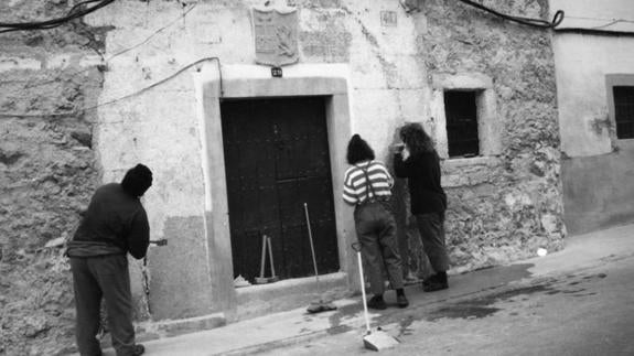 Obras de limpieza en la fachada de la Casa del Escudo o de Francisco Hidalgo. Febero 1992. Escuela Taller Los Barruecos I. Cortesía Archivo Escuela Taller. Archivo JAAG