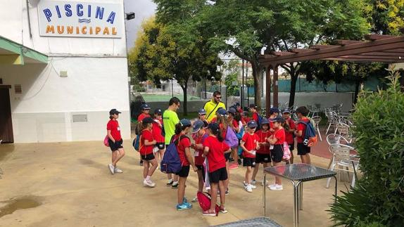 Uno de los grupos durante las actividades en la piscina 