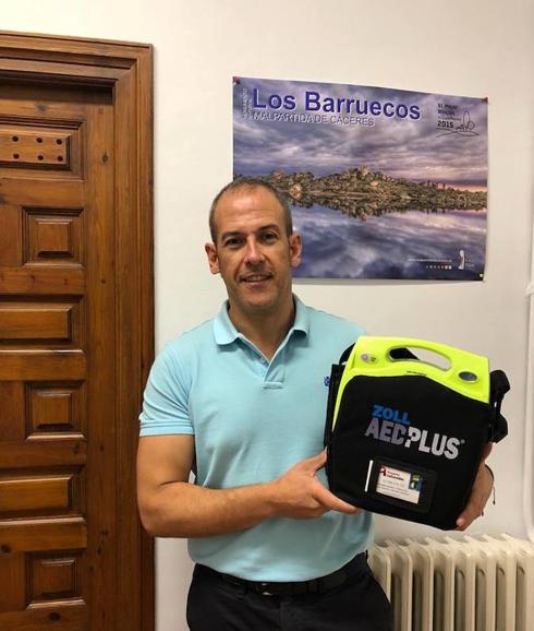 Alfredo Aguilera, alcalde de la localidad, con uno de los desfibriladores 