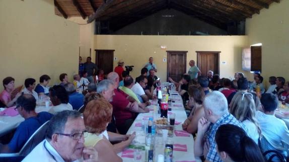 Alfredo Aguilera, alcalde de la localidad, dirigiendo unas palabras a los presentes 
