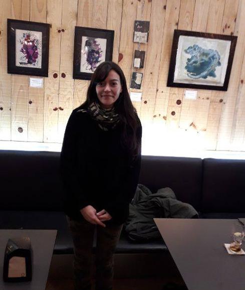 Patricia Gómez Lara con algunas de sus obras expuestas