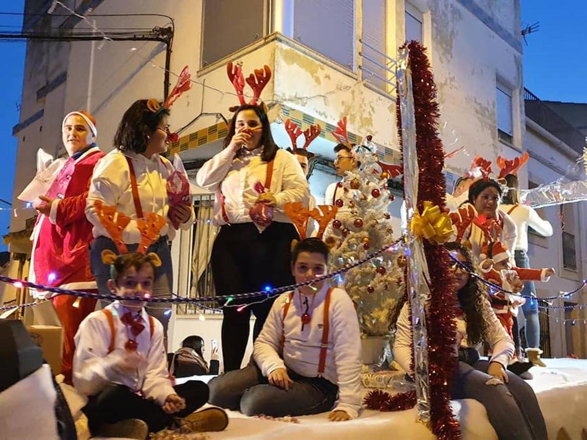 El pasado sábado, 5 de enero, cientos de vecinos de Miajadas y sus pedanías salieron a las calles del municipio para ilusionarse con la Cabalgata de Reyes. En Miajadas, al terminar la Cabalgata, la nieve llegó de modo artificial en el portal instaladao para la ocasión. 