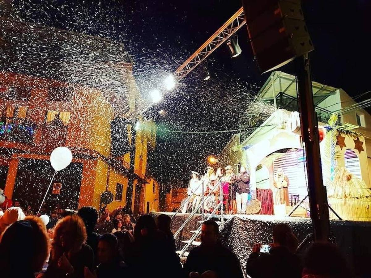 El pasado sábado, 5 de enero, cientos de vecinos de Miajadas y sus pedanías salieron a las calles del municipio para ilusionarse con la Cabalgata de Reyes. En Miajadas, al terminar la Cabalgata, la nieve llegó de modo artificial en el portal instaladao para la ocasión. 