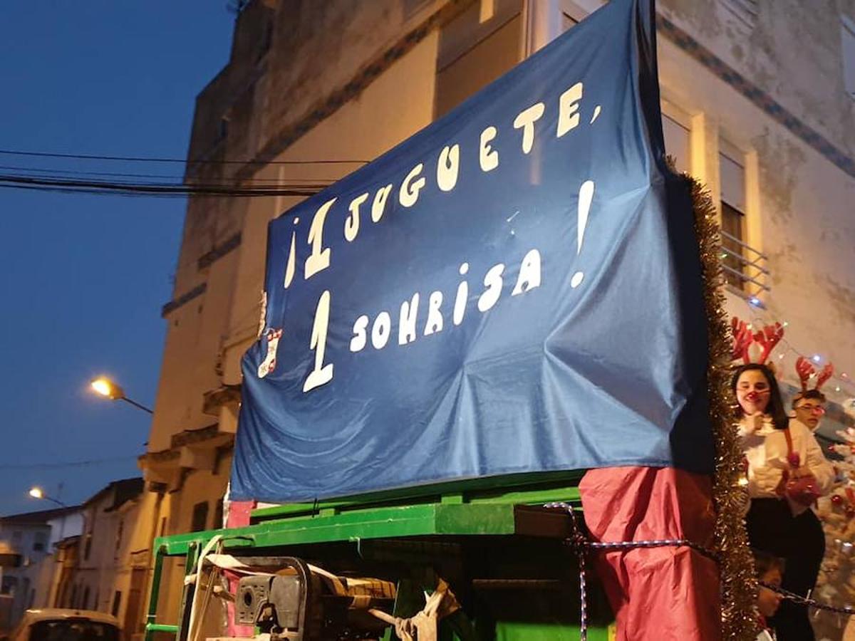 El pasado sábado, 5 de enero, cientos de vecinos de Miajadas y sus pedanías salieron a las calles del municipio para ilusionarse con la Cabalgata de Reyes. En Miajadas, al terminar la Cabalgata, la nieve llegó de modo artificial en el portal instaladao para la ocasión. 