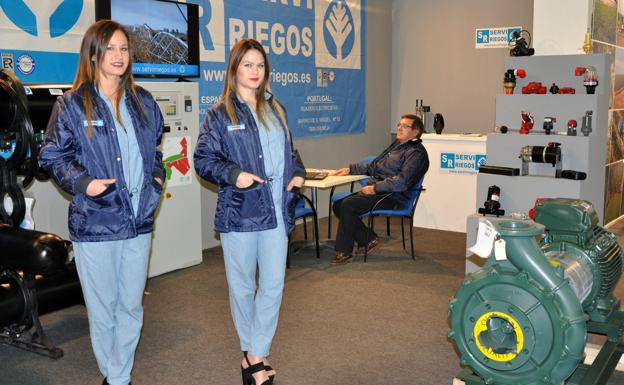 Dos azafatas en uno de los stand de Agroexpo 2018. 