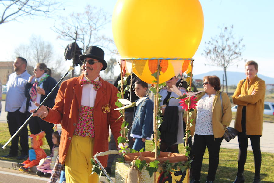 Los vecinos vuelven a disfrutar con un desfile lleno de color y diversón con más de 500 participantes repartidos entre las distintas categorías. 