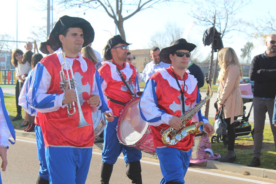 Los vecinos vuelven a disfrutar con un desfile lleno de color y diversón con más de 500 participantes repartidos entre las distintas categorías. 