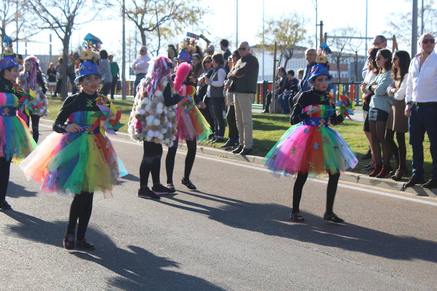 Los vecinos vuelven a disfrutar con un desfile lleno de color y diversón con más de 500 participantes repartidos entre las distintas categorías. 